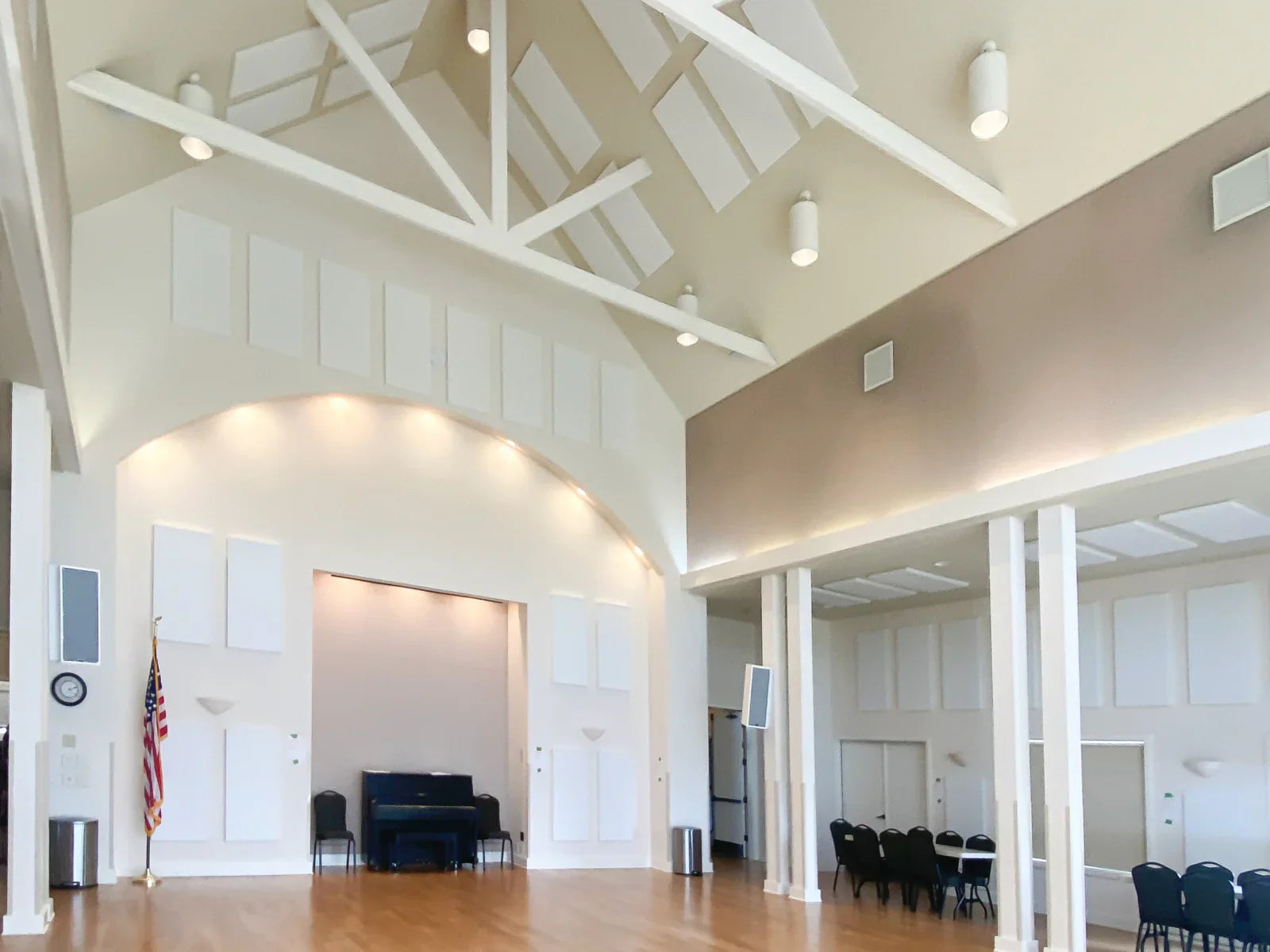 Golf Clubhouse With Controlled Echoes